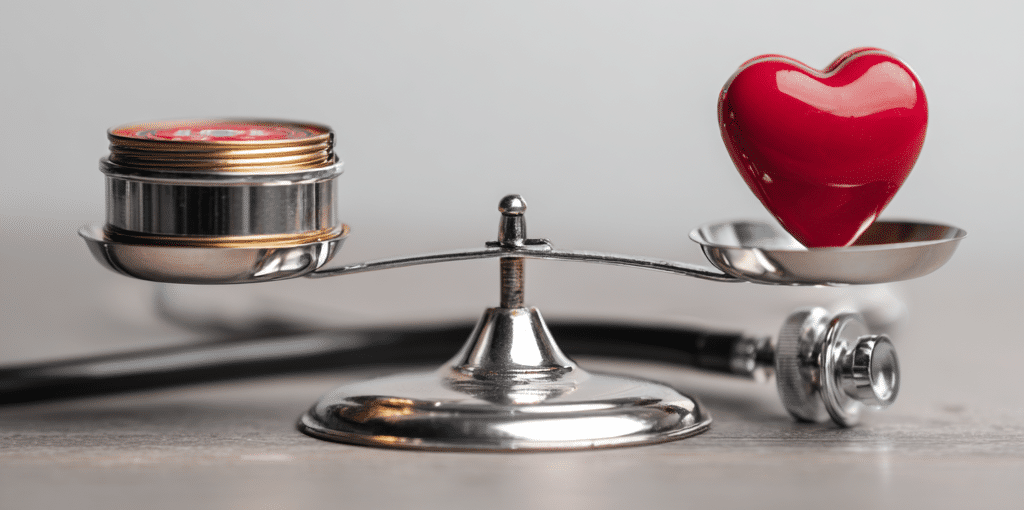 Ist Snus schädlich – offene Snus-Dose auf Waage mit Herzfigur und Stethoskop als Symbol für Gesundheitsrisiken